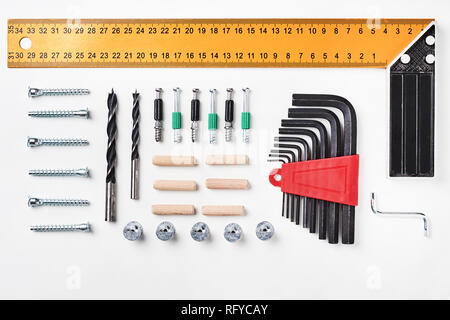 Tools für Möbel Montage auf weißen Hintergrund für Mock up Template Design. Blick von oben. Flach Stockfoto
