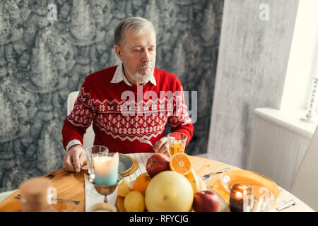 Elegante Smart bärtiger Mann essen in der Küche Zimmer Stockfoto