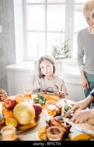 Hübsche süsse Mädchen prüft die gebratenen Vogel Stockfoto