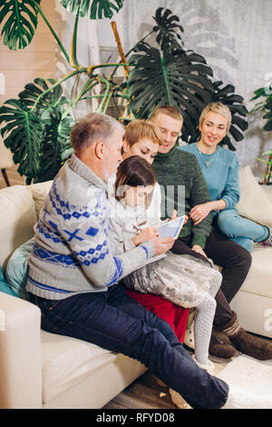 Erweiterte Familie auf den Bildschirm des Computers Stockfoto