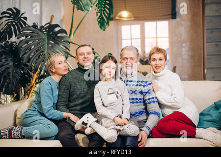 United große Familie ruht auf dem Sofa Stockfoto
