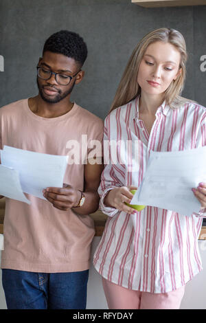 Interracial junge Paar entepreneurs sharing Idee über neue Business Projekt Stockfoto