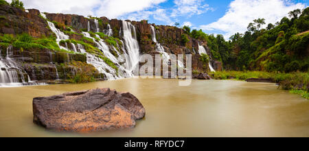 Panorama der wunderschönen Pongour Wasserfälle in der Nähe von Dalat, Vietnam Stockfoto