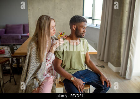 Beziehung Probleme Konzept. Junge Mixed Race Paar zu Hause gepachtet. Stockfoto