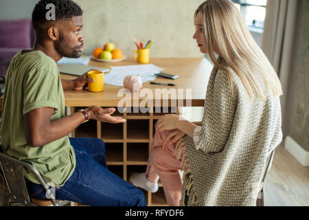 Beziehung Probleme Konzept. Junge Mixed Race Paar zu Hause gepachtet. Stockfoto