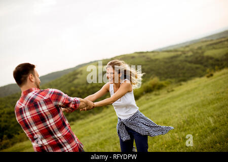 Junge liebende coulpe Spaß im Frühling Natur Stockfoto