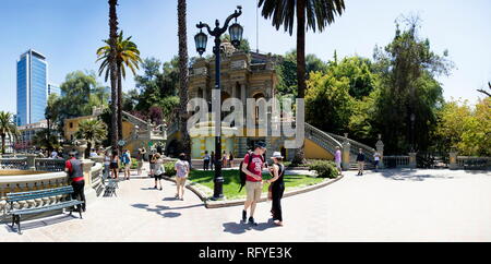 SANTIAGO, CHILE - 17. JANUAR 2018: Unbekannter Menschen auf der Straße von den Neptunbrunnen auf dem Cerro Santa Lucia in Santiago, Chile. Es ist ein viewpoi Stockfoto