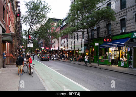 NEW YOR, USA - 23. AUGUST 2017: Unbekannter Menschen auf die MacDougal Street in New York City. Diese Straße in Greenwich Village ist Die meisten bunten Veranstaltungsort Stockfoto