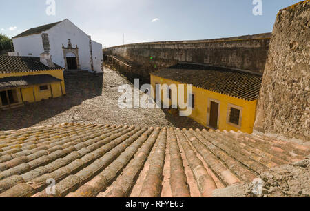 Castro Marim, Portugal, restaurierten inneren Abhängigkeiten entlang der Wände, Interieur der mittelalterlichen Burg, Algarve, Portugal. Stockfoto