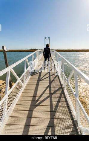 Fußgängerbrücke von Pedras D'el Rei zu Praia Barril Strand tun, Ria Formosa, Algarve, Portugal. Stockfoto