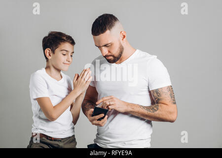 Vater Taschengeld gerne Sohn Stockfoto