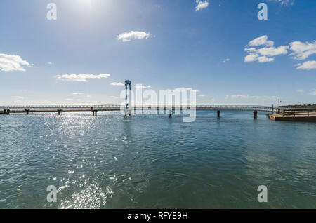 Fußgängerbrücke von Pedras D'el Rei zu Praia Barril Strand tun, Ria Formosa, Algarve, Portugal. Stockfoto