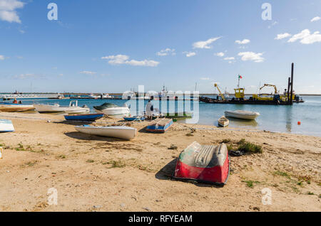 Traditionelle hölzerne Fischerboote, Santa Luzia, Algarve, Portugal, Europa. Stockfoto