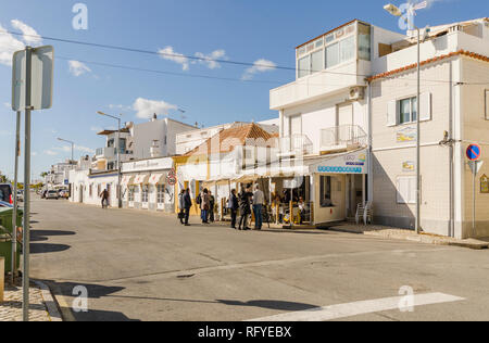 Besucher warten auf portugiesischen Restaurant bedient zu werden, Santa Luzia, Algarve, Portugal, Europa. Stockfoto