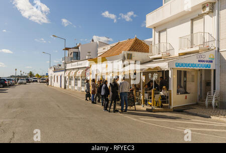 Besucher warten auf portugiesischen Restaurant bedient zu werden, Santa Luzia, Algarve, Portugal, Europa. Stockfoto