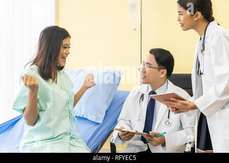 Patient froh, nachdem die Ärzte über ihre gesundheitliche Situation erklären Stockfoto