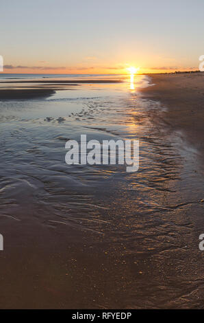 Ebbe und Flut, Feuchtgebiete, am Strand, Atlantik, dring Sonnenuntergang, Sonnenaufgang, Algarve, Portugal, Europa Stockfoto