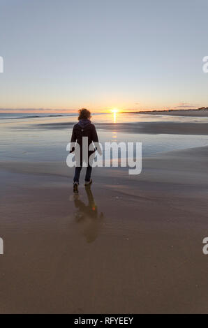 Frau alleine wandern, Ebbe, Feuchtgebiete, am Strand, Atlantik, dring Sonnenuntergang, Sonnenaufgang, Algarve, Portugal, Europa Stockfoto