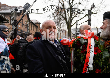 Piotr Rybak, Leiter der polnischen Unabhängigkeitsbewegung Association und ganz rechts Aktivist gesehen an einer weit rechts Gedenkmarsch Hommagen an die Polen, die an der ehemaligen NS-deutschen Vernichtungslagers Auschwitz-Birkenau während dem 74. Jahrestag der Befreiung von Auschwitz getötet wurden, zu zahlen. Im November 2015, Piotr Rybak verbrannt eine Marionette in Form eines orthodoxen Juden während einer weit rechts propest in Breslau. Stockfoto