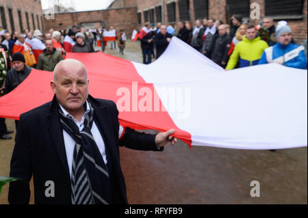 Piotr Rybak, Leiter der polnischen Unabhängigkeitsbewegung Association und ganz rechts Aktivist gesehen an einer weit rechts Gedenkmarsch Hommagen an die Polen, die an der ehemaligen NS-deutschen Vernichtungslagers Auschwitz-Birkenau während dem 74. Jahrestag der Befreiung von Auschwitz getötet wurden, zu zahlen. Im November 2015, Piotr Rybak verbrannt eine Marionette in Form eines orthodoxen Juden während einer weit rechts propest in Breslau. Stockfoto