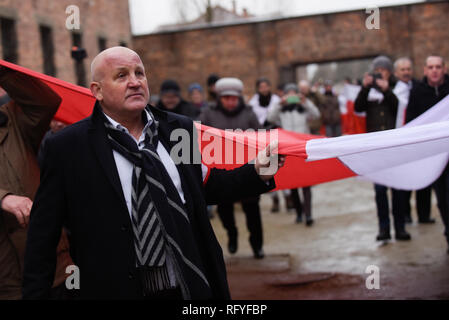 Piotr Rybak, Leiter der polnischen Unabhängigkeitsbewegung Association und ganz rechts Aktivist gesehen an einer weit rechts Gedenkmarsch Hommagen an die Polen, die an der ehemaligen NS-deutschen Vernichtungslagers Auschwitz-Birkenau während dem 74. Jahrestag der Befreiung von Auschwitz getötet wurden, zu zahlen. Im November 2015, Piotr Rybak verbrannt eine Marionette in Form eines orthodoxen Juden während einer weit rechts propest in Breslau. Stockfoto