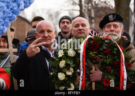 Piotr Rybak, Leiter der polnischen Unabhängigkeitsbewegung Association und ganz rechts Aktivist gesehen an einer weit rechts Gedenkmarsch Hommagen an die Polen, die an der ehemaligen NS-deutschen Vernichtungslagers Auschwitz-Birkenau während dem 74. Jahrestag der Befreiung von Auschwitz getötet wurden, zu zahlen. Im November 2015, Piotr Rybak verbrannt eine Marionette in Form eines orthodoxen Juden während einer weit rechts propest in Breslau. Stockfoto