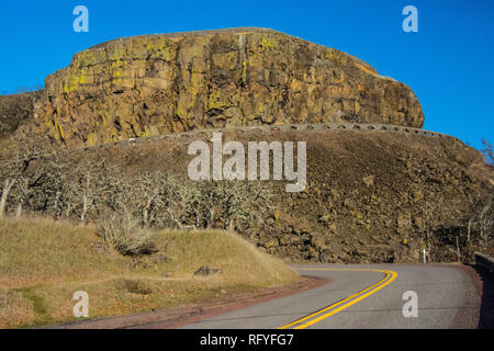 Columbia River Basalt Klippen und Felsen, neben State Hwy. 30 entlang Rowena Schleifen teil. Stockfoto