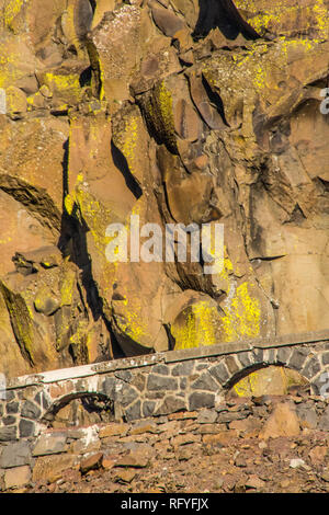 Columbia River Basalt Felsen, neben Rowena Schleifen Teil der State Hwy. 30. Stockfoto