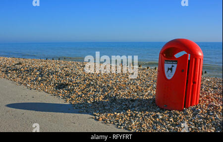 Red Dog Papierkorb am Strand von felpham in der Nähe von Chichester, West Sussex, Großbritannien Stockfoto