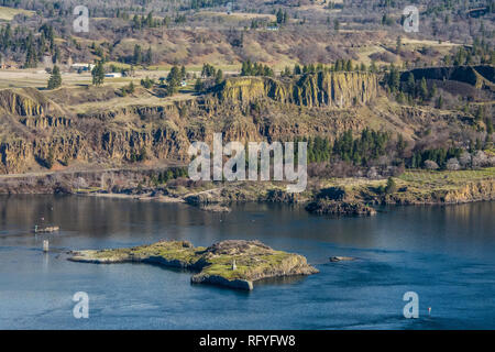 Blick auf den Columbia River Basaltfelsen und die Insel, auf der Suche von Oregon - Seite zu Washington - Seite des Columbia River. Stockfoto