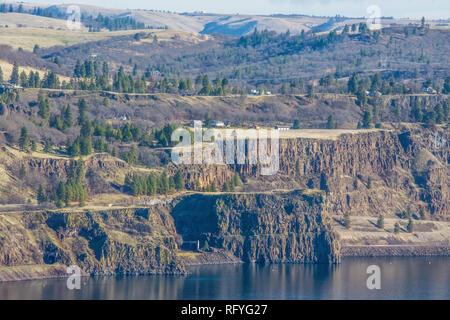 Blick auf Basalt Felsen, Anzeigen von Oregon Seite des Columbia River in Richtung Staat Washington. Stockfoto