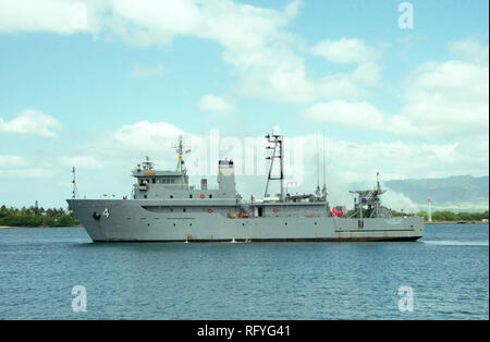 Ein port Strahl Blick auf die militärische Überwachung der Ozeane Sealift Command ship USNS TRIUMPH (T-AGOS-4) unterwegs in den Kanal, wie es von der Naval Station fährt. Stockfoto