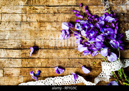 Lila Akazienblüten auf einem Holztisch mit Kopie Raum Stockfoto