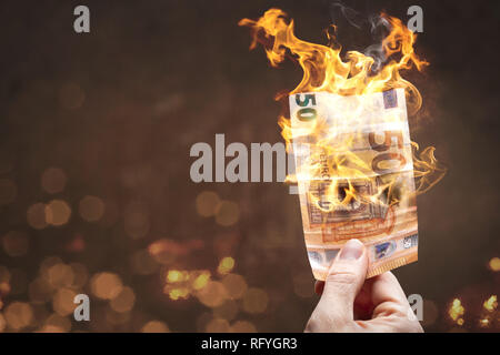 50 Euro-Schein brennen mit einer hellen Flamme Stockfoto