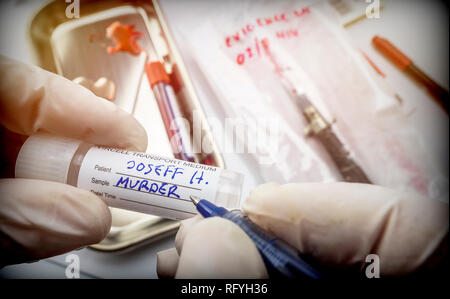 Wissenschaftler untersucht, Tests, die Waffe des Verbrechens in einem Labor, konzeptionelle Bild Stockfoto