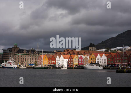 Eine seltene SONNENSTRAHL an einem stürmischen Tag beleuchtet die alten Lagerhäuser in Bryggen, Bergen, Hordaland, Norwaystormy Stockfoto