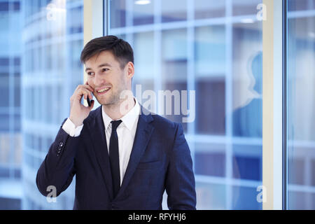 Geschäftsmann am Telefon im Bürogebäude Stockfoto