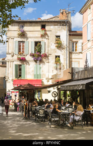 Arles, Frankreich - 4 September, 2017: die Einheimischen und Touristen die Zeit an der Place du Forum mit seinen Cafés und Bistros. Stockfoto