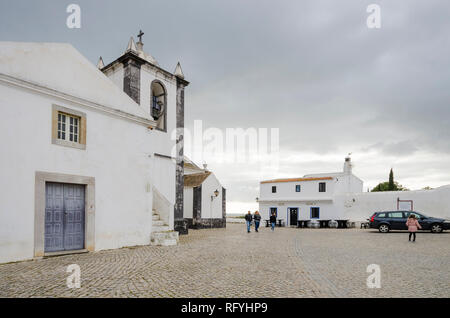 Cacela Velha Portugal. Kirche mit gepflasterten Straßen in kleinen portugiesischen Stadt auf Cacela, Algarve, Portugal, Europa. Stockfoto