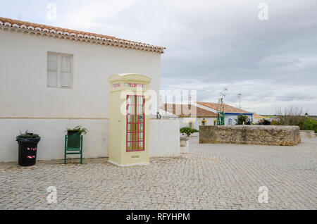 Cacela Velha Portugal. gepflasterten Gassen in kleinen portugiesischen Stadt auf Cacela, Algarve, Portugal, Europa. Stockfoto