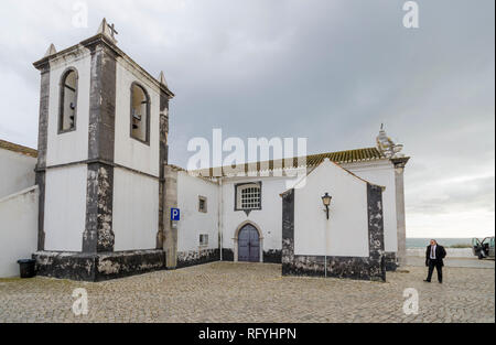 Cacela Velha Portugal. Kirche mit gepflasterten Straßen in kleinen portugiesischen Stadt auf Cacela, Algarve, Portugal, Europa. Stockfoto