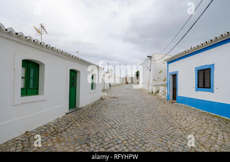 Cacela Velha Portugal. gepflasterten Gassen in kleinen portugiesischen Stadt auf Cacela, Algarve, Portugal, Europa. Stockfoto