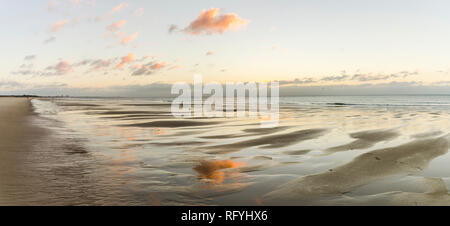 Ebbe und Flut, Feuchtgebiete, am Strand, Atlantik, dring Sonnenuntergang, Sonnenaufgang, Algarve, Portugal, Europa Stockfoto