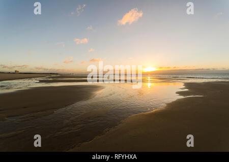 Ebbe und Flut, Feuchtgebiete, am Strand, Atlantik, dring Sonnenuntergang, Sonnenaufgang, Algarve, Portugal, Europa Stockfoto