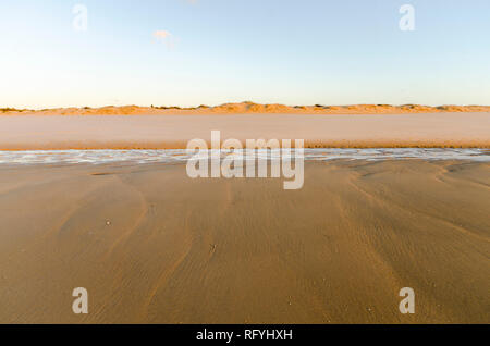 Ebbe und Flut, Feuchtgebiete, am Strand, Atlantik, dring Sonnenuntergang, Sonnenaufgang, Algarve, Portugal, Europa Stockfoto