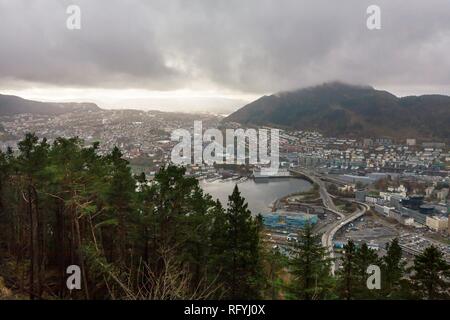 Blick nach Westen über Bergen, Norwegen, vom Berg Fløyen Stockfoto