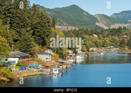 Häuser, Piers und Boote auf einem Ufer der Lagune in der Nähe von Twin Rocks, Oregon, USA. Stockfoto