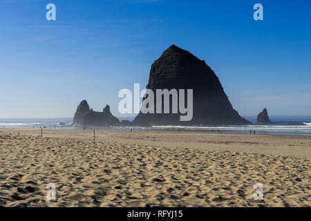 Blick auf die riesigen Haystack Rock in Cannon Beach, Oregon, USA. Stockfoto