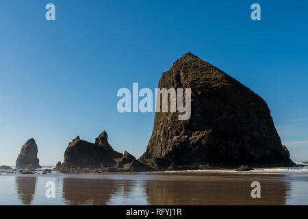 Blick auf die riesigen Haystack Rock in Cannon Beach, Oregon, USA. Stockfoto