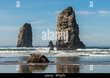 Wellen an senkrechten Felsen in Cannon Beach, Oregon, USA. Stockfoto
